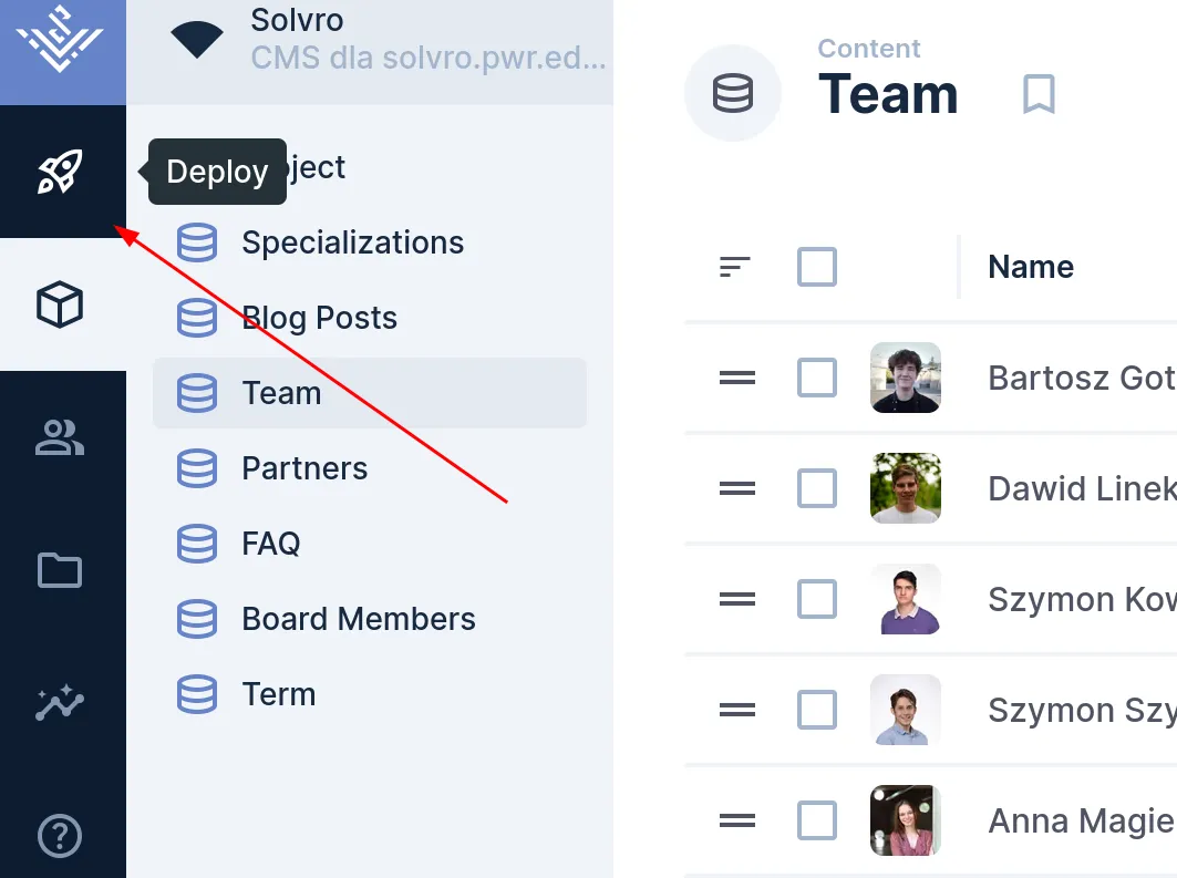 Przycisk z rakietą w lewym górnym rogu służy do deploymentu