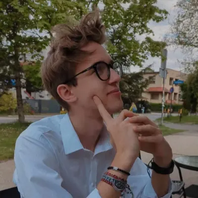 Mega przystojny i zamyślony
Kamilek